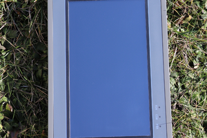 Przemysłowy panel HMI z portami komunikacyjnymi RS485