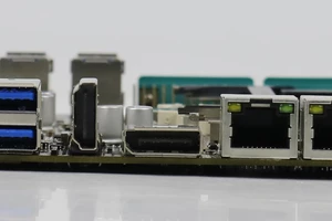 Przemysłowy odporny mini komputer z pasywnym chłodzeniem IBOX-501 N15 i3-6100U v.1