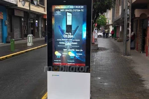 jasny wyświetlacz przemysłowy infokiosk zewnętrzny  Trex 43