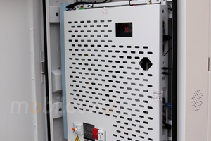 systemem grzewczym  totem stojący  wyświetlaczem 43 cale 4K  Trex 43 