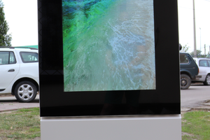 Totem zewnętrzny informacyjno -reklamowy No Mobi Trex wytrzymały totem stojący z ekranem LCD  NoMobi Trex 43