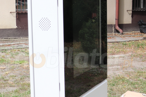 Wandaloodporny zewnętrzny totem stojący z ekranem LCD o rozdzielczości HD z systemem grzewczym zapewniającym pracę w niskich temperaturach NoMobi Trex 43