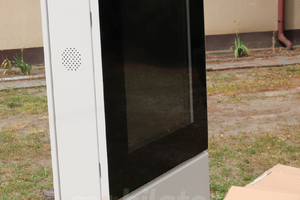 Stojący totem zewnętrzny No Mobi Trex gablota reklamowa Infokiosk z normą odporności IP NoMobi Trex 43