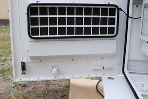 Gablota zewnętrzna odporna    na deszcz i mróz Gablota zewnętrzna odporna na deszcz i mróz Infokiosk z normą odporności IP NoMobi Trex 43W 