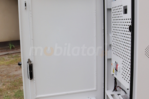 totem reklamowy gablota zewnętrzna multimedialny wytrzymały NoMobi Trex Hi55