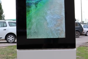 Gablota zewnętrzna odporna na deszcz i mróz Wandaloodporny totem zewnętrzny Infokiosk z normą odporności IP65  NoMobi Trex Hi65