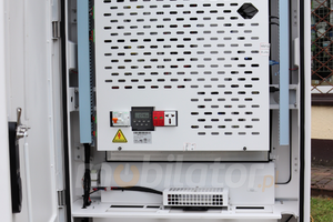 zewnętrzny totem LCD z ekranem o jasności 4500 nitów Gablota zewnętrzna odporna na deszcz i mróz Infokiosk z normą odporności IP65  NoMobi Trex Hi75