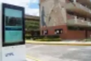 Digital signage Odporny totem zewnętrzny do użytku zewnętrznego Wandaloodporny totem zewnętrzny NoMobi Trex Hi43W