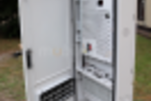 Totem zewnętrzny informacyjno -reklamowy Gablota informacyjna na lotnisko totem wolnostojący z normą odporności IK  NoMobi Trex Hi43W