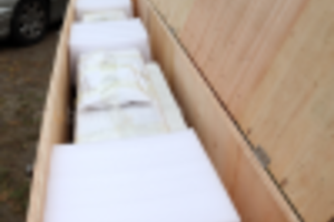 totem reklamowy z 43-calowym wyświetlaczem o jasności 4500 nitów Wodoszczelny kiosk reklamowy  Wytrzymały na warunki zewnętrzne NoMobi Trex Hi43W