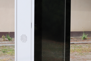 totem reklamowy dla sieć usługowych  wolnostojący z normą odporności IK totem zewnętrzny przemysłowy z ekranem LCD NoMobi Trex Hi43W