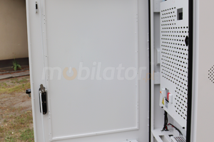 zewnętrzny totem LCD z ekranem o jasności 4500 nitów Gablota zewnętrzna odporna na deszcz i mróz Infokiosk z normą odporności IP  NoMobi Trex Hi43W