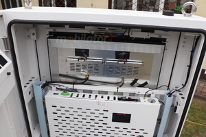 totem reklamowy dla sieć usługowych  wolnostojący z normą odporności IK totem zewnętrzny przemysłowy z ekranem LCD NoMobi Trex Hi65W