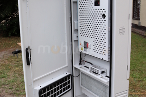 Gablota zewnętrzna odporna na deszcz i mróz Wandaloodporny totem zewnętrzny Infokiosk z normą odporności IP65  NoMobi Trex Hi65W