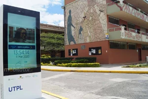 totem zewnętrzny Gablota informacyjna na lotnisko Infokiosk z normą odporności IP Odporny wyświetlacz reklamowy   NoMobi Trex Hi65W