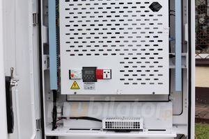 zewnętrzny totem LCD z ekranem o jasności 4000 nitów Gablota zewnętrzna odporna na deszcz i mróz Infokiosk z normą odporności IP65  NoMobi Trex Hi75W