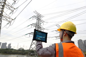 Wzmocniony tablet Emdoor I10A dla inżyniera budowy