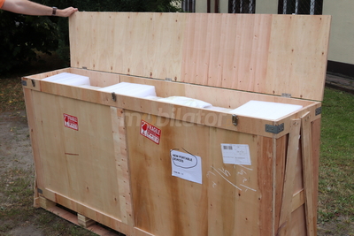 totem reklamowy dla sieć usługowych  wolnostojący z normą odporności IK totem zewnętrzny przemysłowy z ekranem LCD NoMobi Trex Hi75