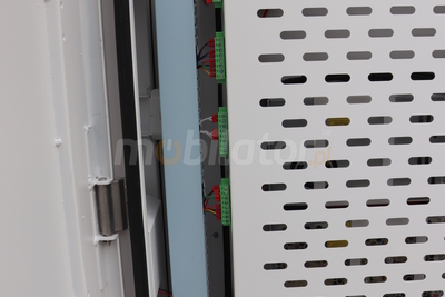 Totem zewnętrzny informacyjno -reklamowy Gablota zewnętrzna odporna na deszcz i mróz Infokiosk z normą odporności IP65  NoMobi Trex Hi43W