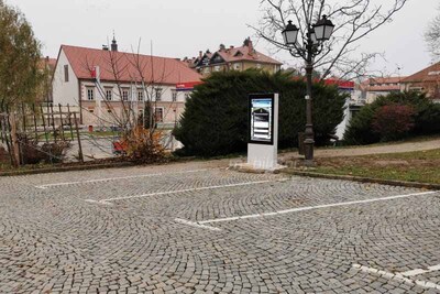 Odporny totem zewnętrzny do użytku zewnętrznego Gablota informacyjna na lotnisko  Wytrzymały na warunki zewnętrzne NoMobi Trex Hi55W