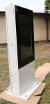 Wielozadaniowy pyoodporny i wodoodporny (IP65) totem LCD interaktywny (dotykowy ekran HD) NoMobi Trex 43