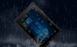 Mobilny tablet przemysowy ktry przetrwa najgorsze warunki pogodowe w tym deszcz Emdoor I20J odporny na zalanie